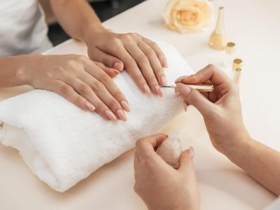 healthy-beautiful-manicure-manicurist