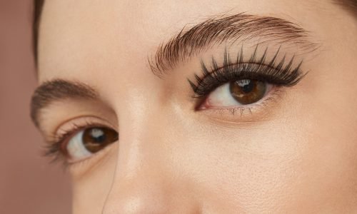 woman-with-eyelashes-extension-side-view